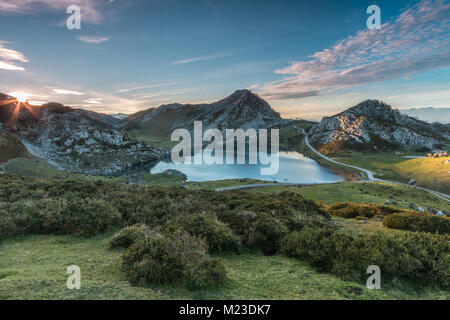 Spektakulär und bunten Sonnenuntergang in den Seen von Covadonga, Asturien, in der sehr kalten Wintertag, wo Sie die wunderschönen Farben der Wolken sehen können, Stockfoto
