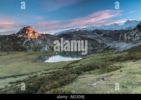 Spektakulär und bunten Sonnenuntergang in den Seen von Covadonga, Asturien, in der sehr kalten Wintertag, wo Sie die wunderschönen Farben der Wolken sehen können, Stockfoto
