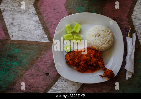 Typisch indonesischen Gericht: Nasi Ayam Plecing (Huhn mit Reis und speziellen Sauce) kopieren Sie Speicherplatz frei ist. Stockfoto