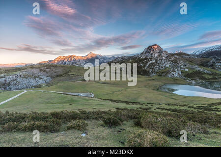 Spektakulär und bunten Sonnenuntergang in den Seen von Covadonga, Asturien, in der sehr kalten Wintertag, wo Sie die wunderschönen Farben der Wolken sehen können, Stockfoto
