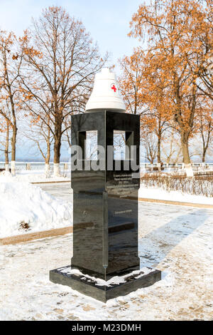 Samara, Russland - Februar 03, 2018: Denkmal ea Bell von Kashgar motor Schiff". In Erinnerung an die hundert Jahre der Ausbruch des Ersten Weltkrieges Stockfoto