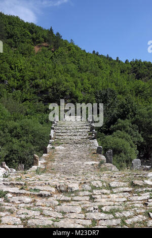Stein weg Kalogeriko Brücke auf die Vikos Schlucht Zagoria Stockfoto