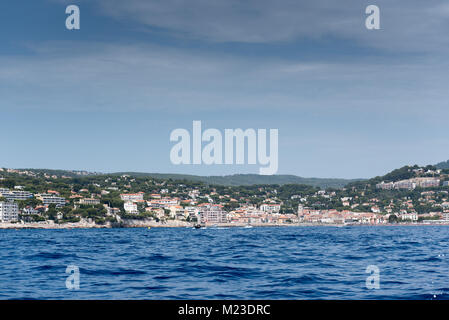 Stadt von Cassis aus dem Meer, Frankreich gesehen, Sommer Stockfoto