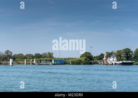 Barcarin Fähre ist eine Fähre, verbindet die beiden Ufer des Grand Rhone in der Camargue. In Salin-de-Giraud befindet, ist der Zugriff auf die in der Reg Stockfoto