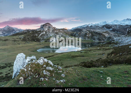 Spektakulär und bunten Sonnenuntergang in den Seen von Covadonga, Asturien, in der sehr kalten Wintertag, wo Sie die wunderschönen Farben der Wolken sehen können, Stockfoto