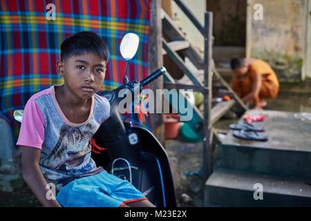 Camboadian junge und wenig buddhistischer Mönch im Buddhistischen monestry, in Battambang, Kambodscha Stockfoto