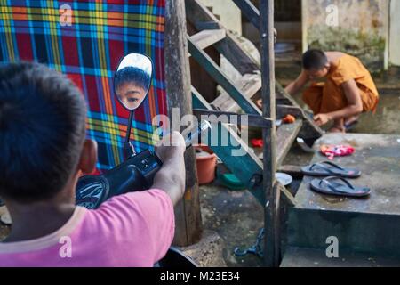 Camboadian junge und wenig buddhistischer Mönch im Buddhistischen monestry, in Battambang, Kambodscha Stockfoto