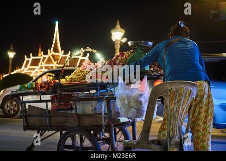 Essen Kaufmann im Royal Palace Park, Phnom Penh, Kambodscha Stockfoto