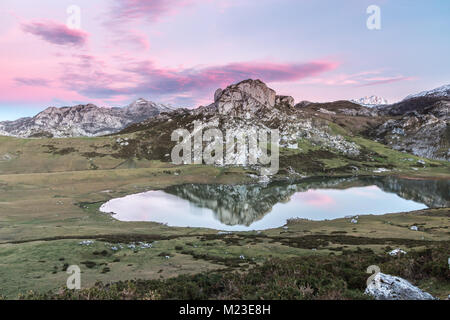 Spektakulär und bunten Sonnenuntergang in den Seen von Covadonga, Asturien, in der sehr kalten Wintertag, wo Sie die wunderschönen Farben der Wolken sehen können, Stockfoto