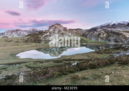 Spektakulär und bunten Sonnenuntergang in den Seen von Covadonga, Asturien, in der sehr kalten Wintertag, wo Sie die wunderschönen Farben der Wolken sehen können, Stockfoto