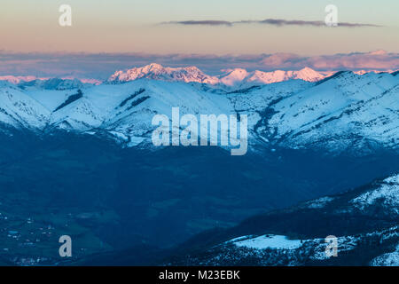 Sonnenaufgang in den Bergen von Ubina, zwischen Asturien und Leon, an einem Wintertag mit viel Schnee, in den frühen Morgenstunden zu fotografieren, die eindeutigen Farben Stockfoto