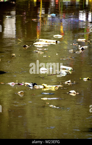 Müll nach unten fließt ein kleiner Fluss in Indonesien, neben einem Slum Gegend, die bemalten Dorf Stockfoto