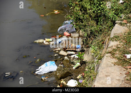 Müll nach unten fließt ein kleiner Fluss in Indonesien, neben einem Slum Gegend, die bemalten Dorf Stockfoto