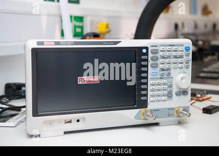 Ein Spektrum Analyzer/Oszilloskop in einem Labor workshop Stockfoto