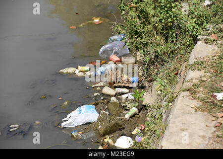 Müll nach unten fließt ein kleiner Fluss in Indonesien, neben einem Slum Gegend, die bemalten Dorf Stockfoto