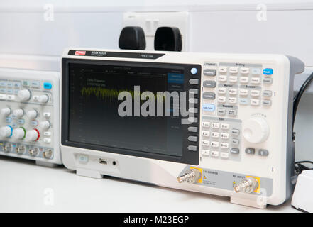 Ein Spektrum Analyzer/Oszilloskop in einem Labor Workshop. Stockfoto