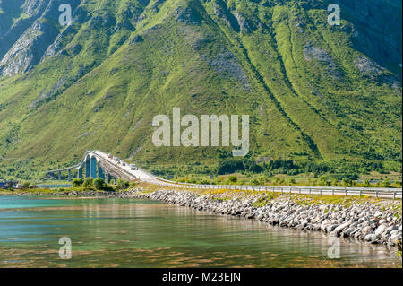 Fahrt durch die malerische Landschaft im Sommer im Lofoten in Nordnorwegen. Straße nach Nusfjord. Stockfoto