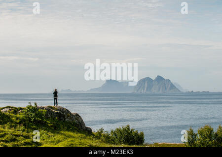 Ende der Straße auf den Lofoten. Route E10 endet in Å, Moskenes im südlichsten Teil der Inselgruppe Lofoten. Blick Richtung Vaeröya. Stockfoto