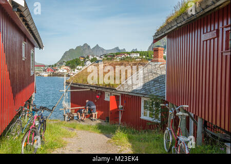 Typische rorbu Hütten auf den Lofoten. Diese Cottages sind traditionell saisonal Hütten, die die Fischer auf den Lofoten verwendet. Stockfoto