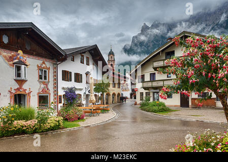 Typisch Bayerische Häuser mit Mountain Ansicht von oben in den Wolken, Im Gries Straße, Mittenwald, Deutschland Stockfoto