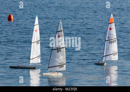 Modell Fernbedienung Segel Boote auf ruhigen See in Southport, Merseyside, UK. Stockfoto