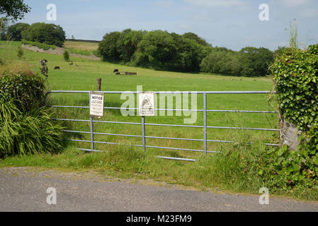 Vorsicht vor dem Stier Hinweis auf ein Feld Gate Stockfoto