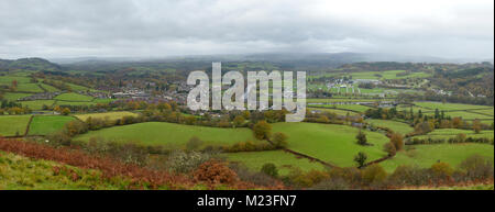 Builth Wells, den Fluss Wye und Llanelweddd Royal Welsh Showground Panorama von Garth Trig Point Stockfoto