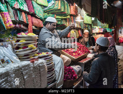 Blume Verkäufer bei Nizamuddin Dargah, die Sufi Heiligen Mausoleum, Old Delhi, Indien Stockfoto