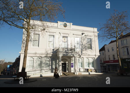 Das alte Rathaus, heute die Willis Museum, in Basingstoke, Hampshire, UK, mit Bronze Skulptur von Jane Austen Statue Stockfoto