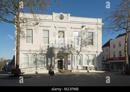 Das alte Rathaus, heute die Willis Museum, in Basingstoke, Hampshire, UK, mit Bronze Skulptur von Jane Austen Stockfoto