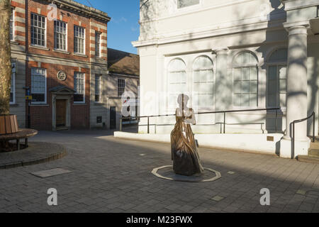 Das alte Rathaus, heute die Willis Museum, in Basingstoke, Hampshire, UK, mit Jane Austen Bronze Skulptur Stockfoto