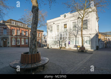 Das alte Rathaus, heute die Willis Museum, in Basingstoke, Hampshire, UK, mit Bronze Skulptur von Jane Austen Stockfoto