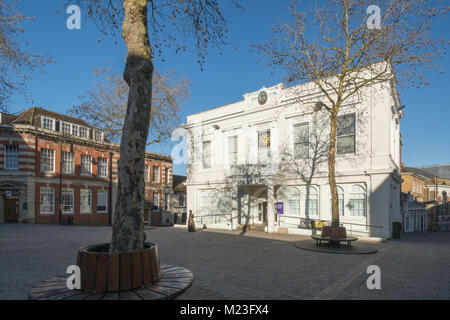 Das alte Rathaus, heute die Willis Museum, in Basingstoke, Hampshire, UK, mit Bronze Skulptur von Jane Austen Stockfoto