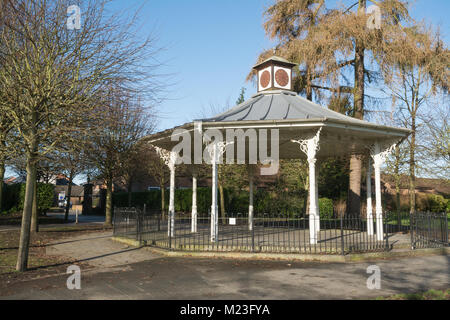 Der Musikpavillon im War Memorial Park in Basingstoke, Hampshire, Großbritannien Stockfoto