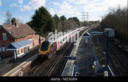 Redbridge Bahnhof, Redbridge, Southampton, England, Großbritannien. Mit einer Jungfrau Klasse 220 Voyager Cross-Country Zug reisen durch den Bahnhof. Stockfoto