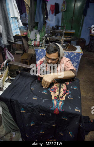Experte Hefter bei der Arbeit in einer Textilfabrik in Old Delhi, Indien Stockfoto
