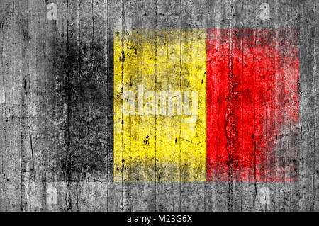 Belgien Flagge bemalt auf Hintergrund Textur grauer Beton Stockfoto