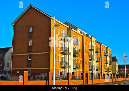 Modernes Mehrfamilienhaus neben Aberavon Beach Promenade in der Nähe von Port Talbot und Blick auf die Bucht von Swansea. Stockfoto