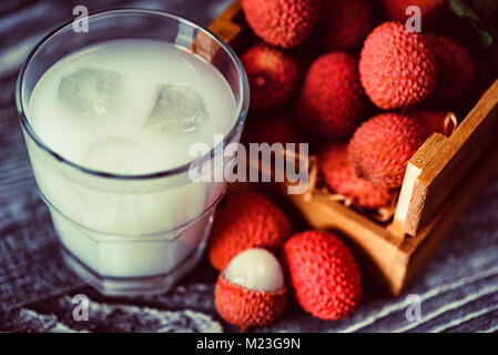 Nahaufnahme von frischen Litschi-Saft mit Früchten Stockfoto