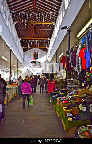 Käufer Surfen durch die beeindruckenden Innenraum des Shambles Markt in der Nähe von Devizes, Wiltshire. Das Gebäude steht unter Denkmalschutz. Stockfoto