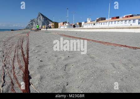 Gibraltar, Fischer auf dem Spanischen Strand in La Linea de la Concepcion Stockfoto