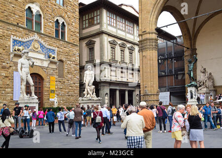 Florenz, Italien, 16. SEPTEMBER 2017: belebten Platz Piazza della Signoria vor dem Palazzo Vecchio in Florenz; der wichtigste Punkt des Ursprungs und der Stockfoto