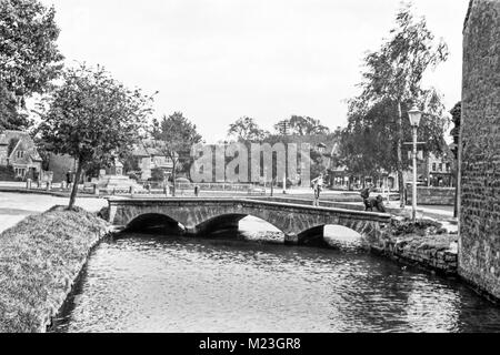 Kleine gewölbte Brücken über einen Fluss in Bourton-on-the-Water, circa 1940. Stockfoto