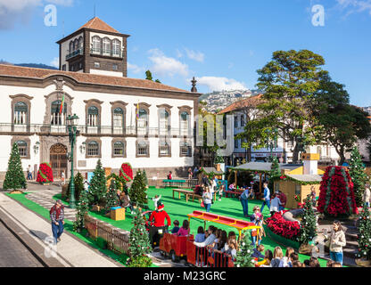 MADEIRA Funchal MADEIRA weihnachtsszene mit santas Elfen und Kindern in einem kleinen Nickzug im Zentrum von Funchal Madeira Portugal EU Stockfoto