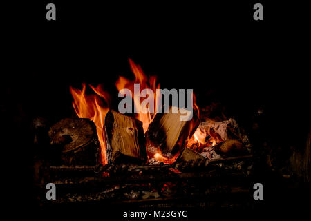 Gehackte Holz Brennen in einem Kamin. Stockfoto