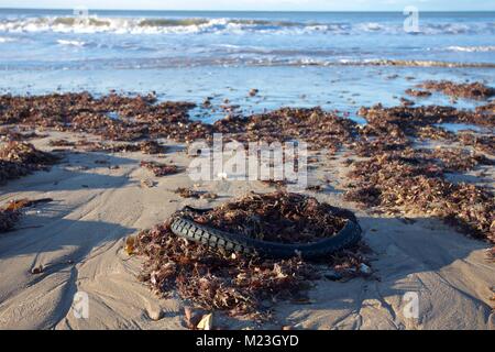 Plastikflaschen gewaschen oben am Strand Stockfoto