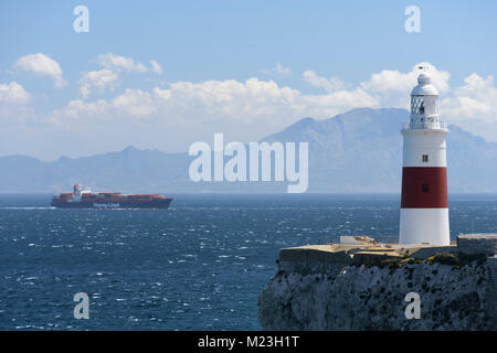 Gibraltar, der Trinity House Leuchtturm an der Südspitze Europas. Marokko auf der anderen Seite Stockfoto