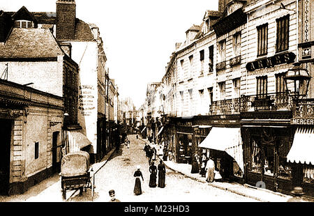 Erster Weltkrieg (1914-1918) aka Der Große Krieg oder Weltkrieg - Grabenkämpfe - WWI eine friedliche Straßenszene in Arras irgendwann vor der Schlacht von Arras 1917 Stockfoto