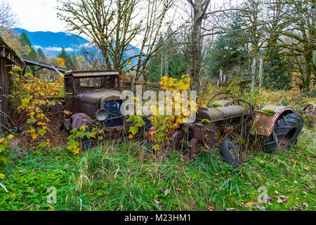 Alte Autos auf einem Grundstück in Deming, Washington Whatcom County. Stockfoto