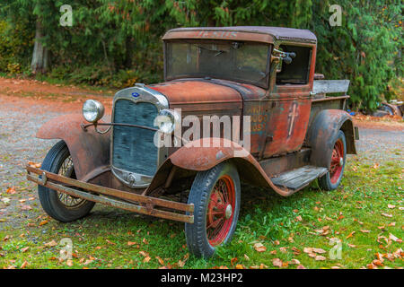 Alte Autos auf einem Grundstück in Deming, Washington Whatcom County. Stockfoto